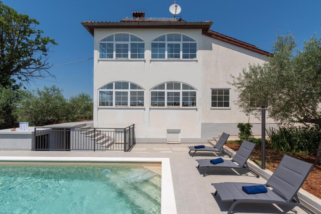 Marinela Korsa With Pool Hotel Sveti Lovreč Pazenatički Eksteriør billede