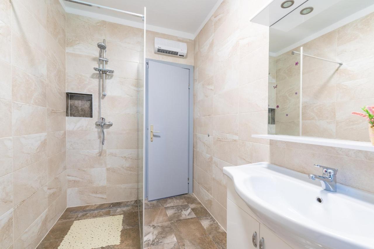 Marinela Korsa With Pool Hotel Sveti Lovreč Pazenatički Eksteriør billede
