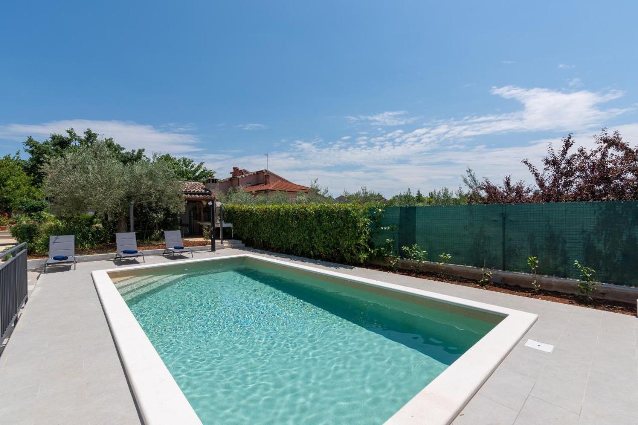 Marinela Korsa With Pool Hotel Sveti Lovreč Pazenatički Eksteriør billede